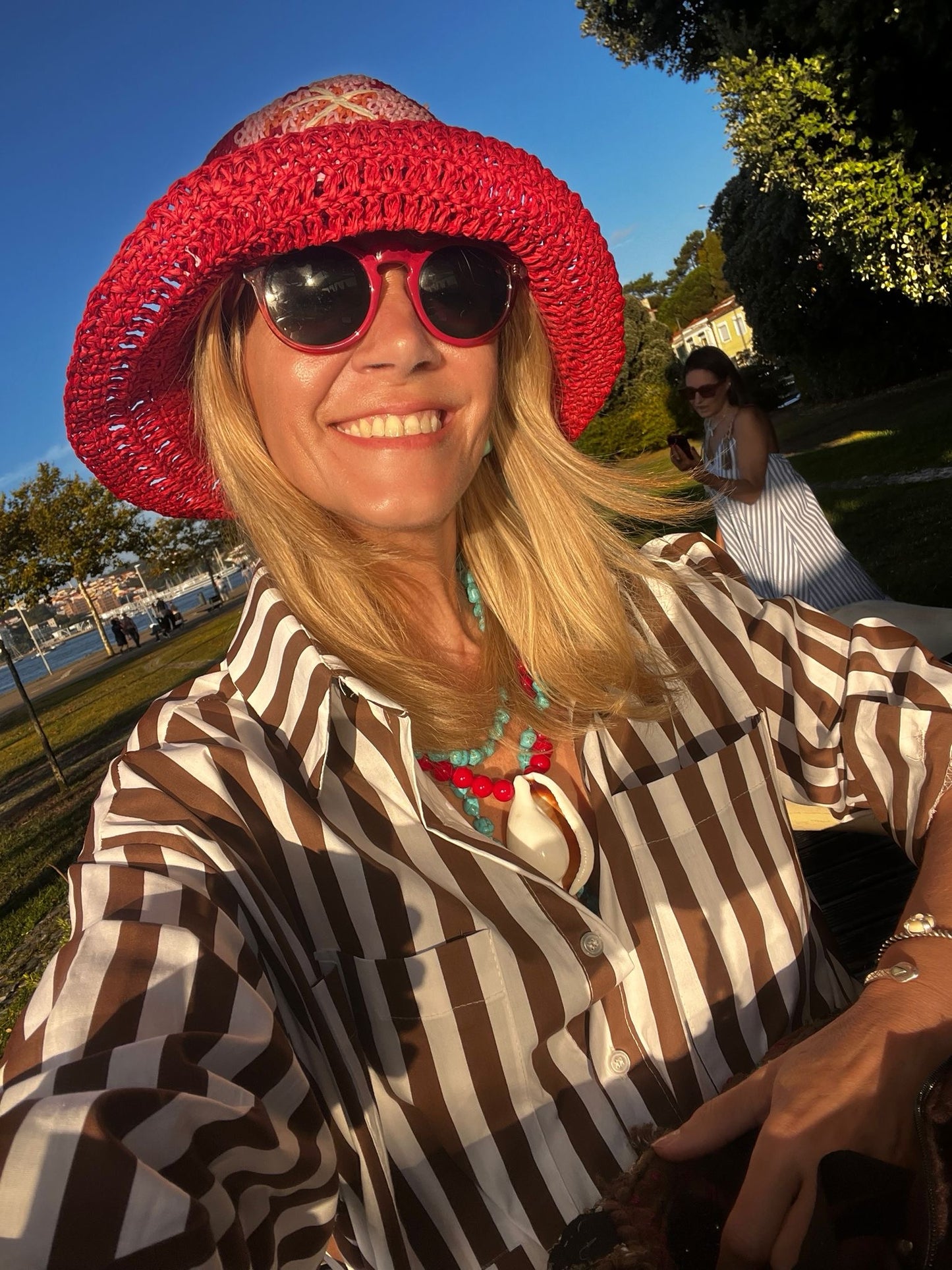 Vestido de riscas castanho